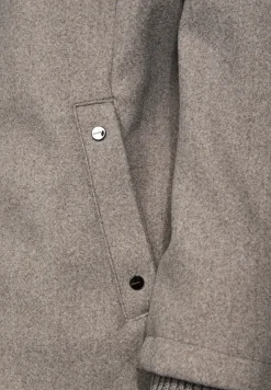Korte jas met gebreide details