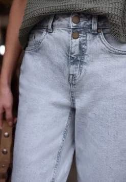 Mid Waist Barrel Leg Jeans in Loose Fit