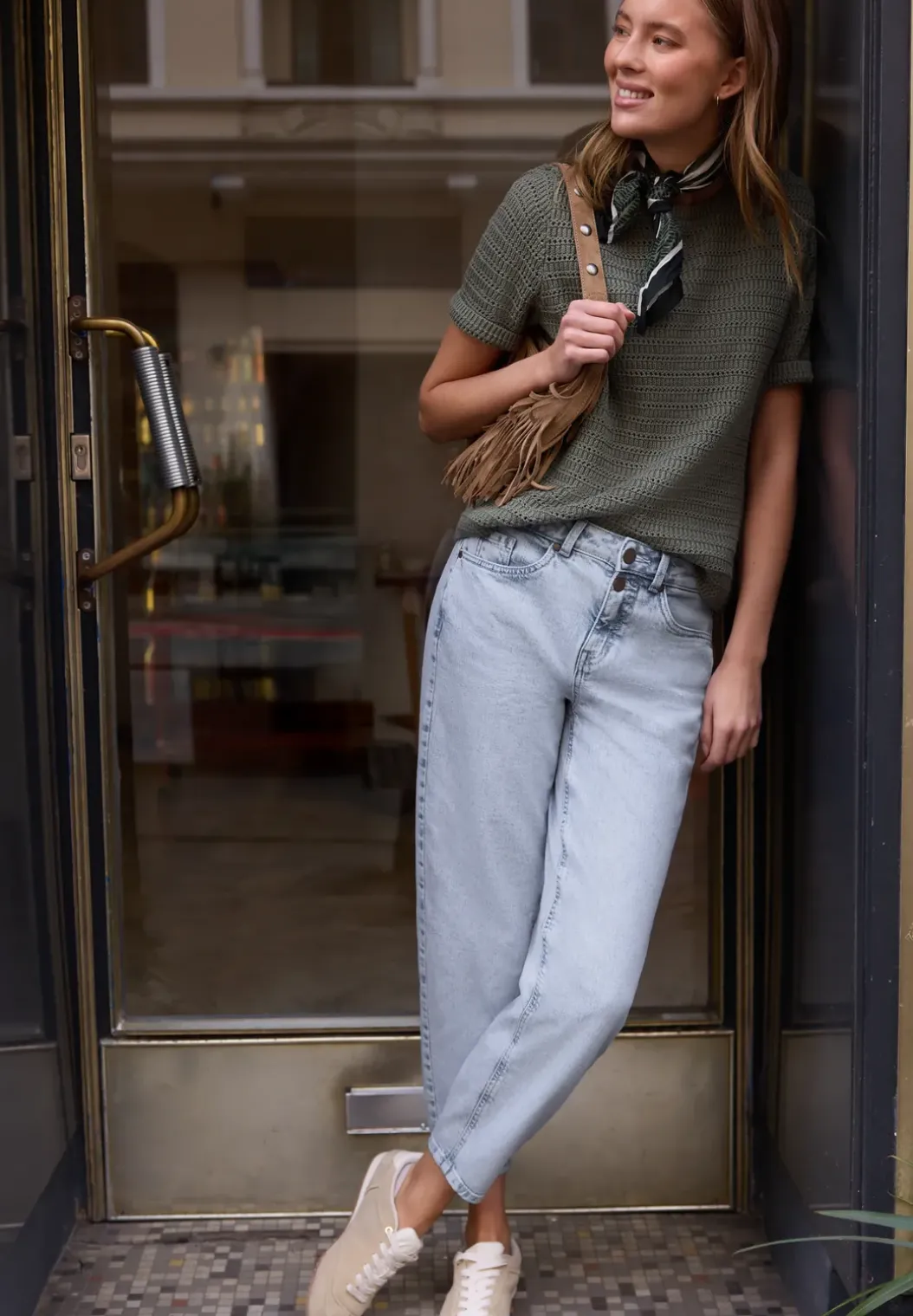 Mid Waist Barrel Leg Jeans in Loose Fit