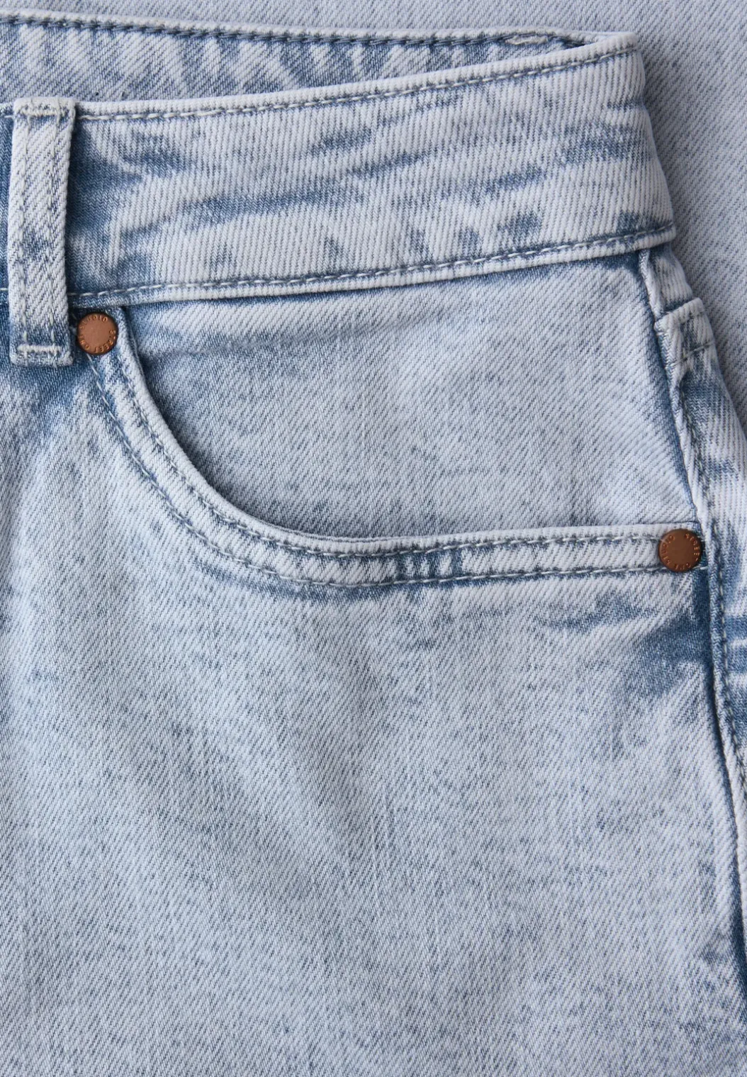 Mid Waist Barrel Leg Jeans in Loose Fit