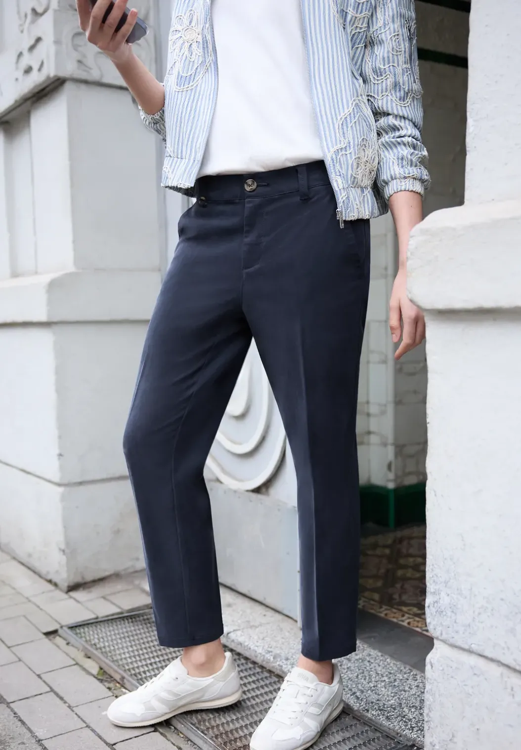 Mid Waist Slim Legs chino's in een casual fit
