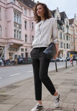 Mid Waist Slim Legs chino's in een casual fit