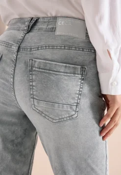 Mid Waist Slim Legs jeans in casual fit