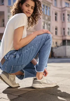 Mid Waist straight leg jeans in casual fit