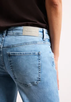 Mid Waist straight leg jeans in casual fit