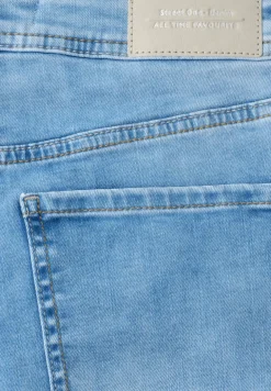 Mid Waist straight leg jeans in casual fit