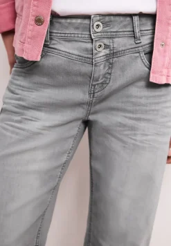 Mid Waist straight leg jeans in casual fit