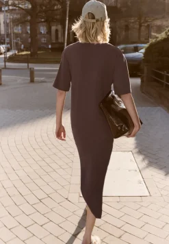 Midi-jurk met ronde hals en knoopdetail