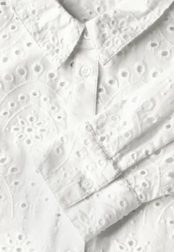 Overhemdblouse met oogjesborduursel