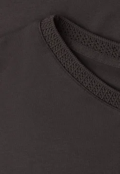 Shirt met boothals en decoratieve tape