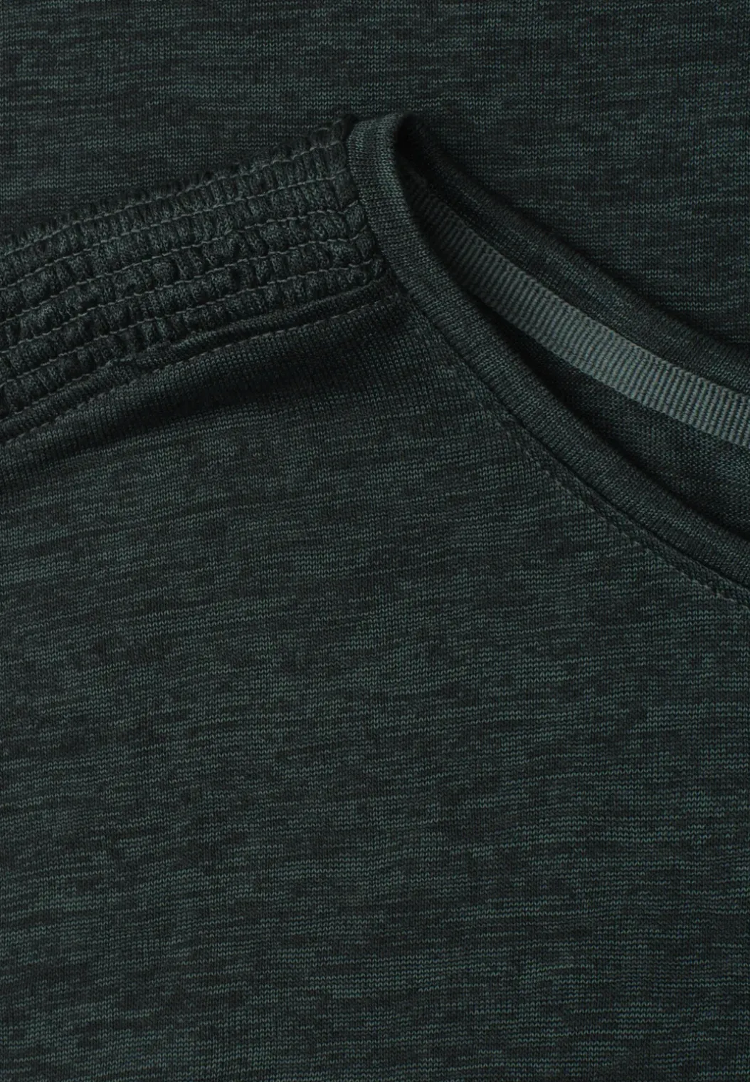 Shirt met boothals en smokdetail