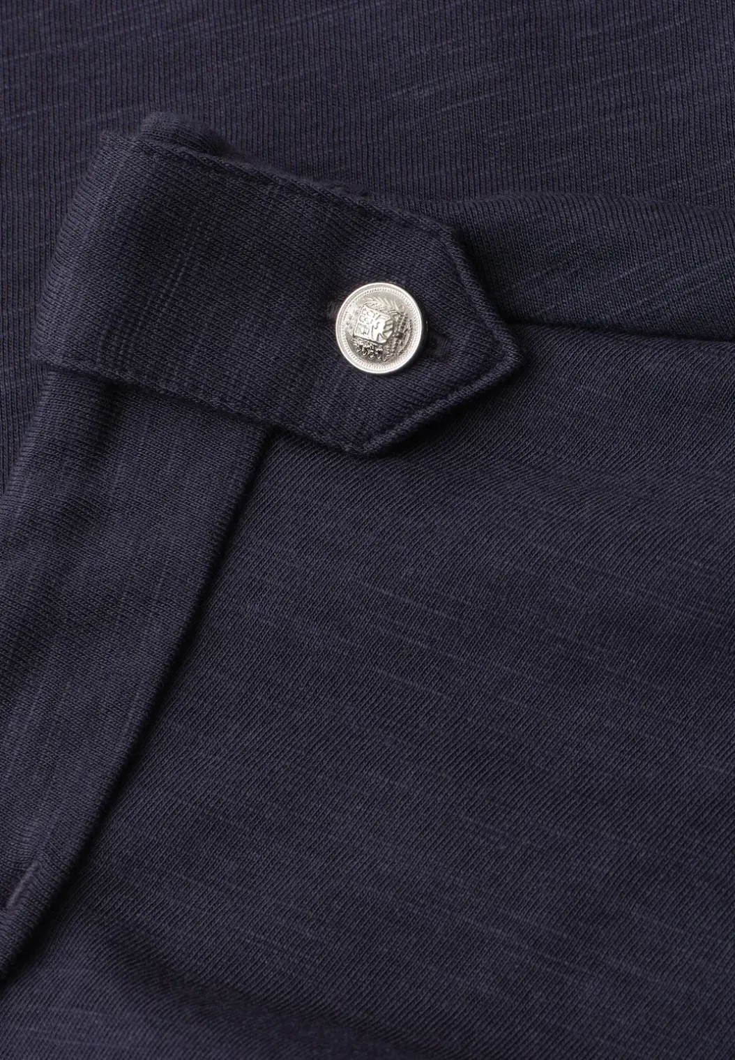 Shirt met gespleten hals en knoopdetails