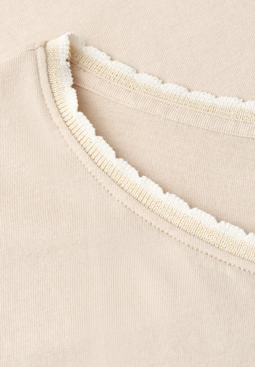 Shirt met overhangende schouder en decoratieve tape