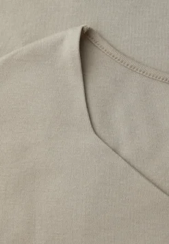Shirt zonder mouwen met diamanten halslijn