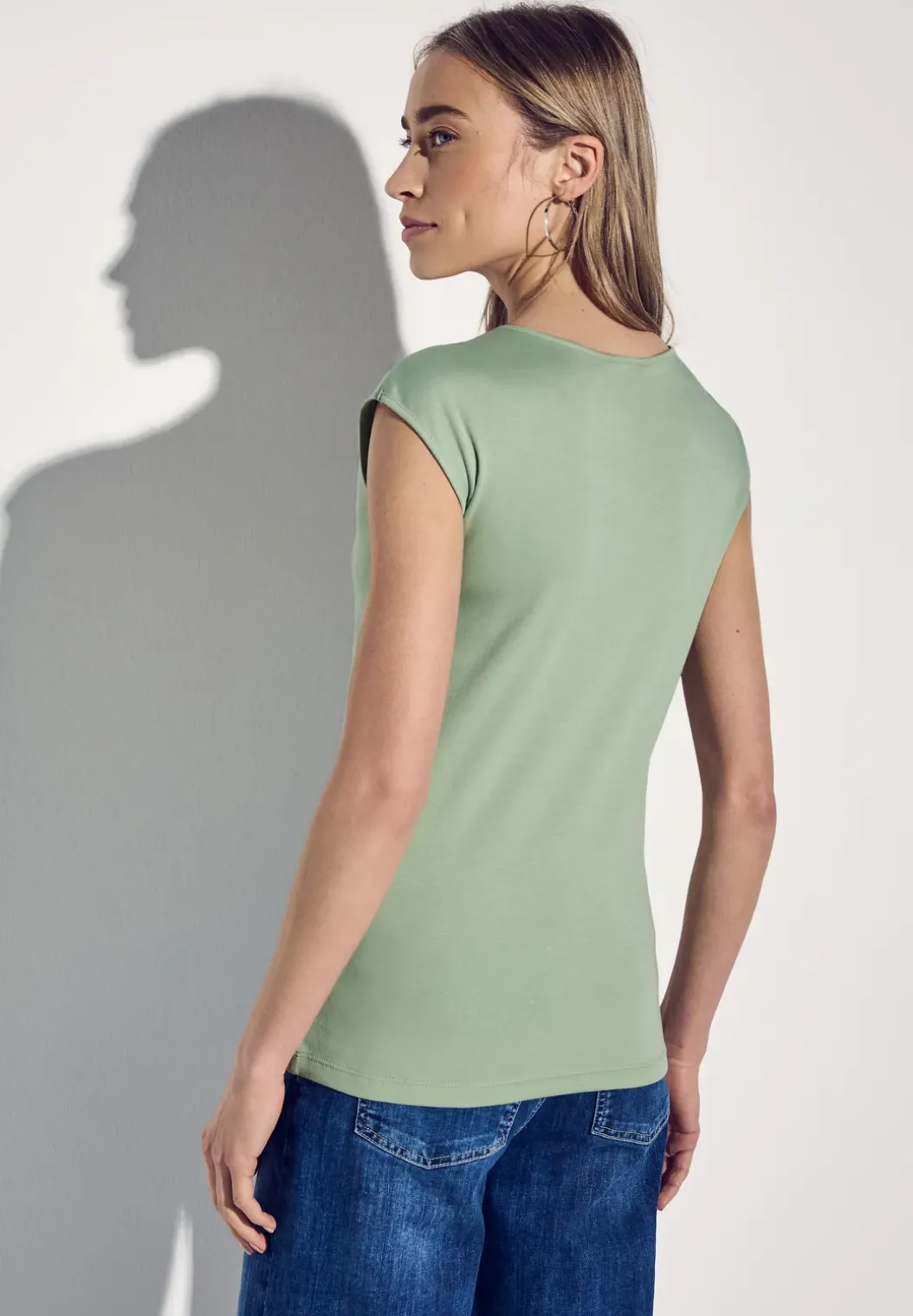 Shirt met diamanten halslijn
