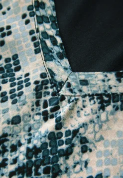 Shirt met gedessineerde V-hals