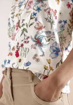 Shirt met gespleten hals en knoopdetails