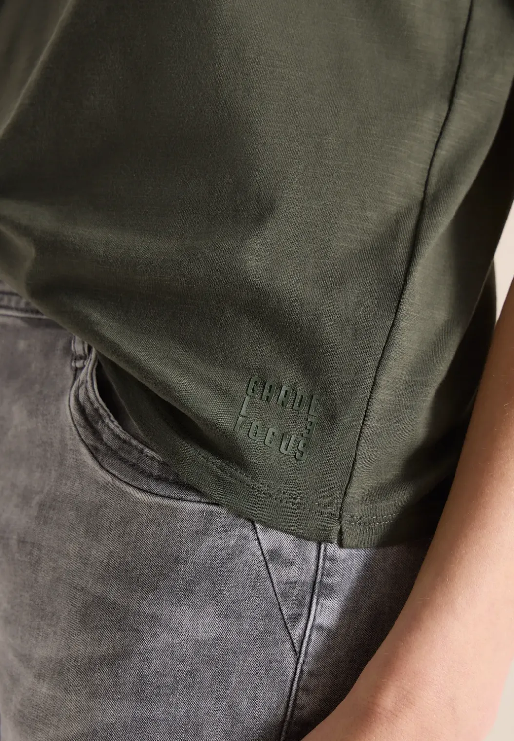 Shirt met korte mouwen en gespleten hals