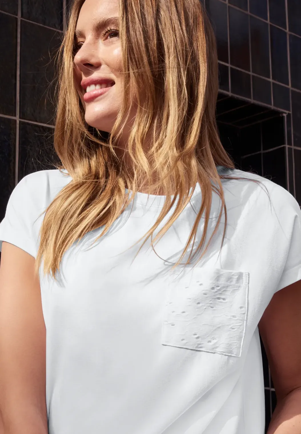Shirt met ronde hals en kanten zakje