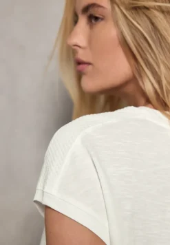 Shirt met schouderdetail