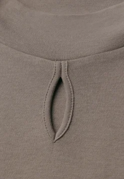 Shirt met subtiele uitsnijding