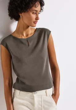 Shirt met uitsnijding