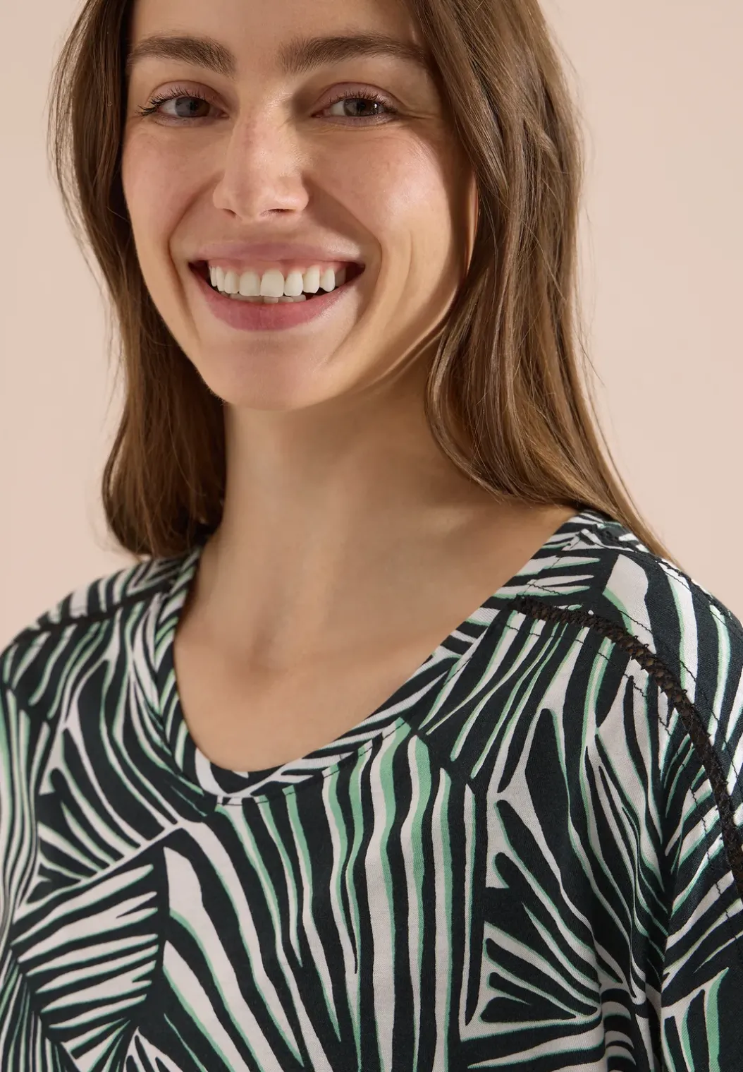 Shirt met V-hals en kanten detail