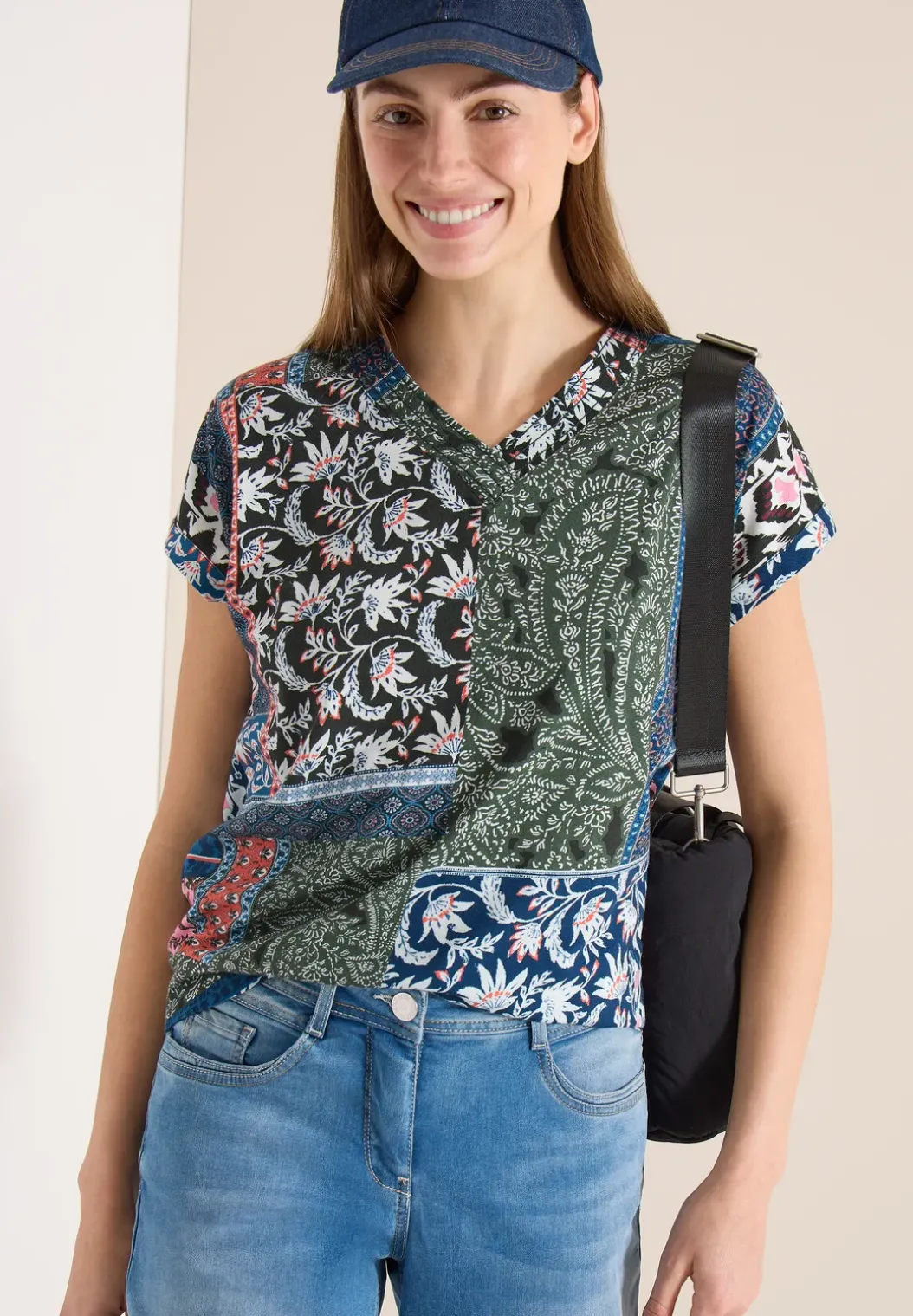 Shirt met V-hals en patchworkprint