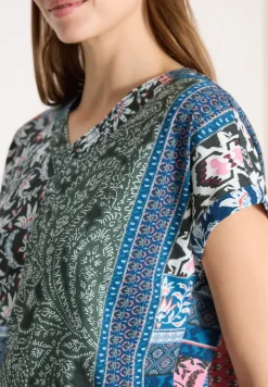 Shirt met V-hals en patchworkprint
