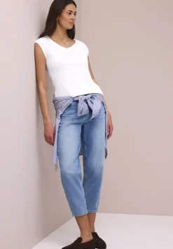 Shirt zonder mouwen met diamanten halslijn