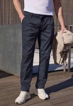 Straight Legs chino's in een lichtgewicht stof