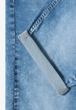 Straight Legs denim shorts in Slim Fit