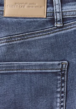 Straight Legs destroyed jeans