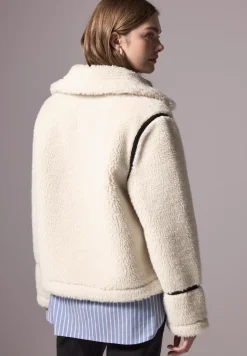 Teddy jas met details