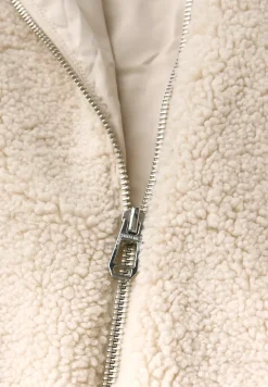 Teddy jas met details