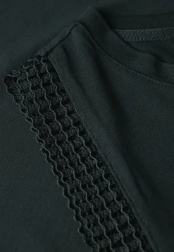 Top met gehaakte details