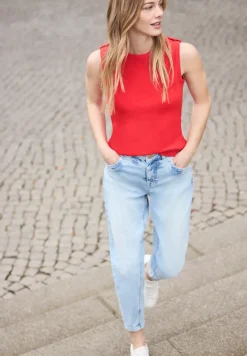 Top met ronde hals en knoopdetail