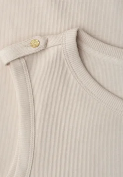 Top met ronde hals en knoopdetail