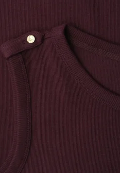 Top met ronde hals en knoopdetail