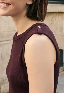 Top met ronde hals en knoopdetail