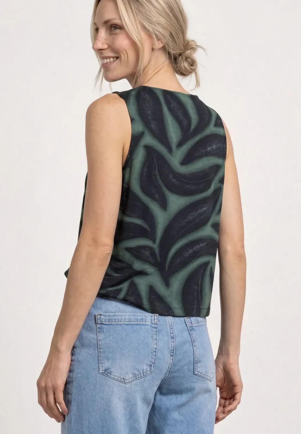 Top met ronde hals en schouderdetails