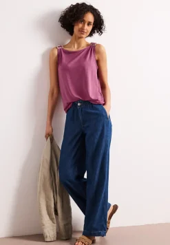 Top met ronde hals en schouderdetails
