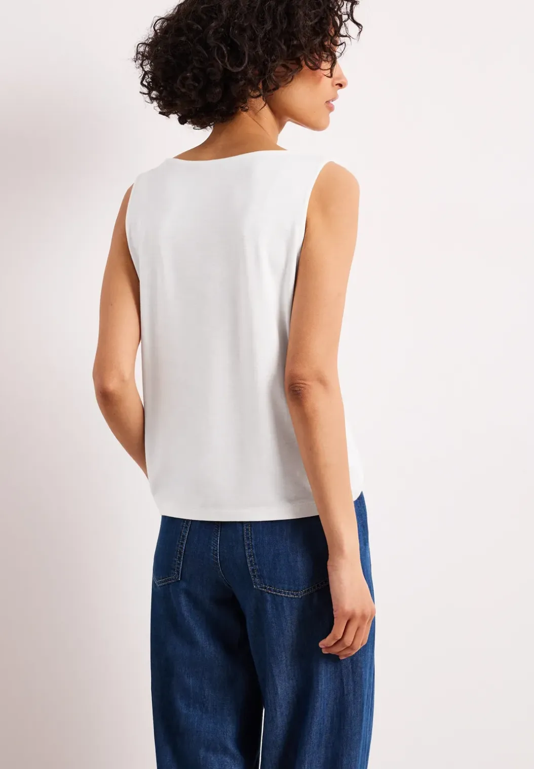 Top met ronde hals en schouderdetails