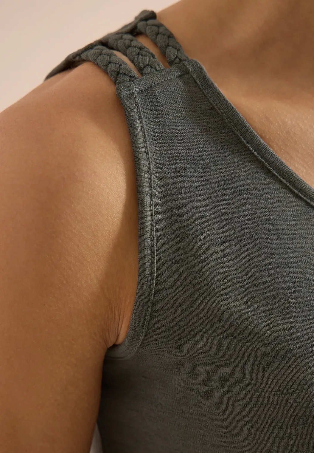 Top met ronde V-hals en gevlochten detail