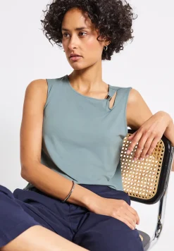 Top met uitsnijdingen en details