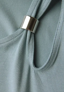 Top met uitsnijdingen en details