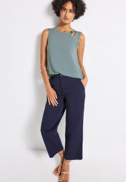 Top met uitsnijdingen en details