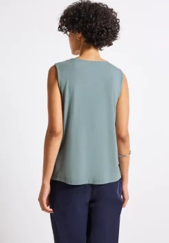 Top met uitsnijdingen en details