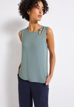 Top met uitsnijdingen en details