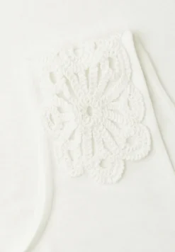 Top met V-hals en kanten detail